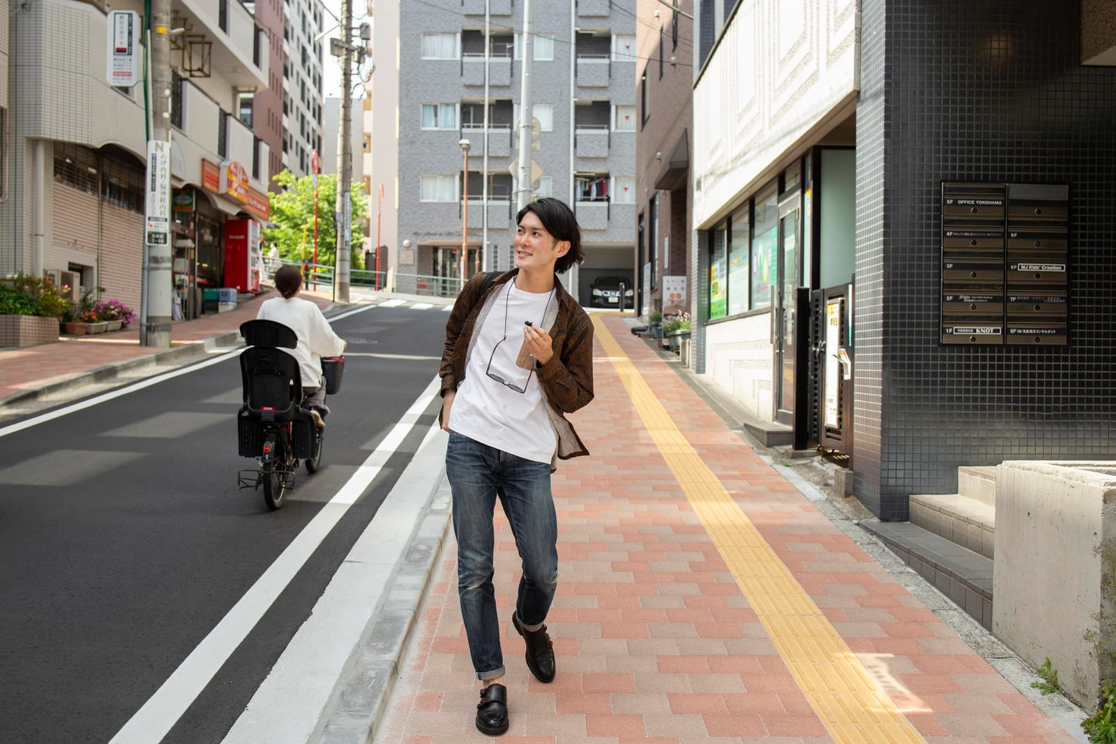 穏やかな住宅街を歩く日本の男性