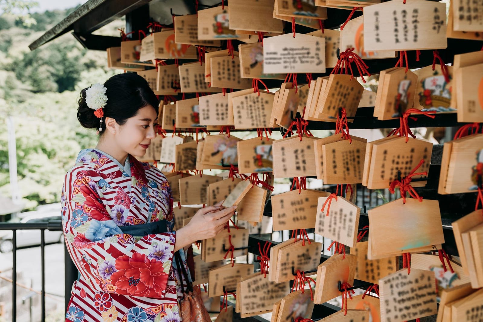 絵馬を読む日本の女性