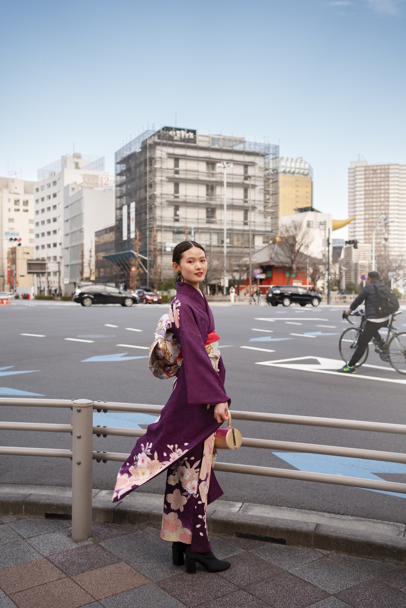 着物姿で都内の交差点に立つ日本の女性